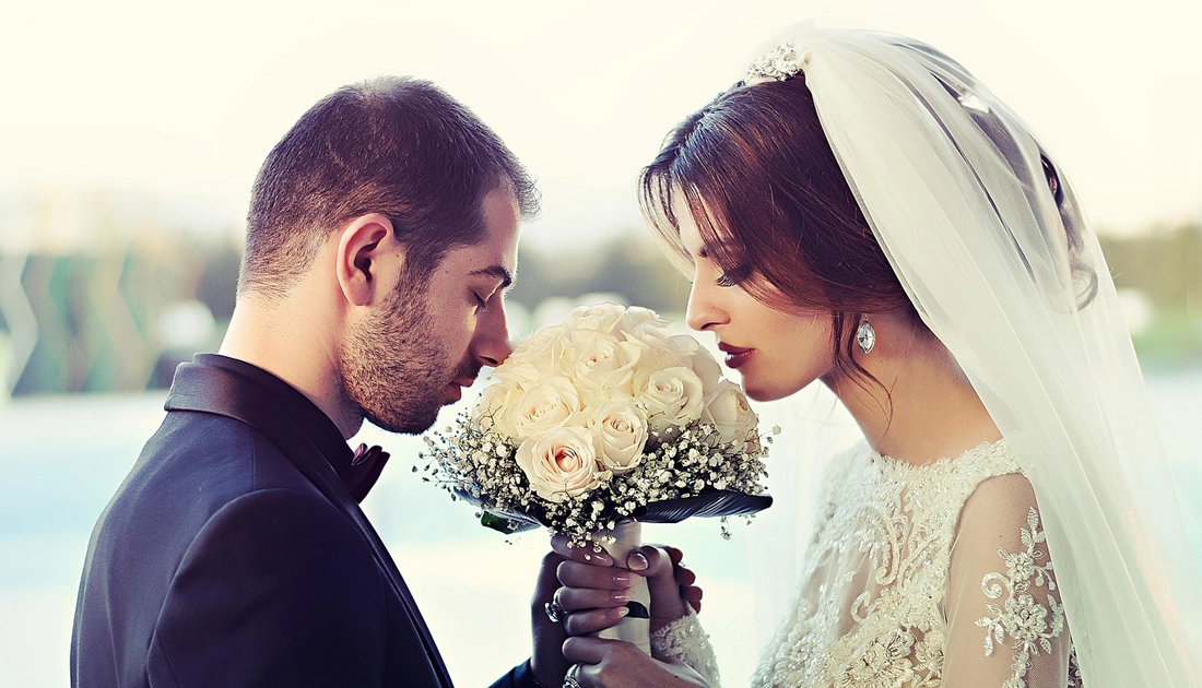 50 متن عاشقانه و کوتاه برای عکس‌های روز عروسی (فارسی و انگلیسی)