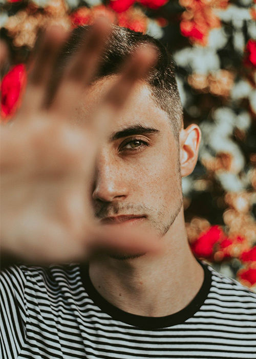 ژست عکاسی مردانه در فضای باز