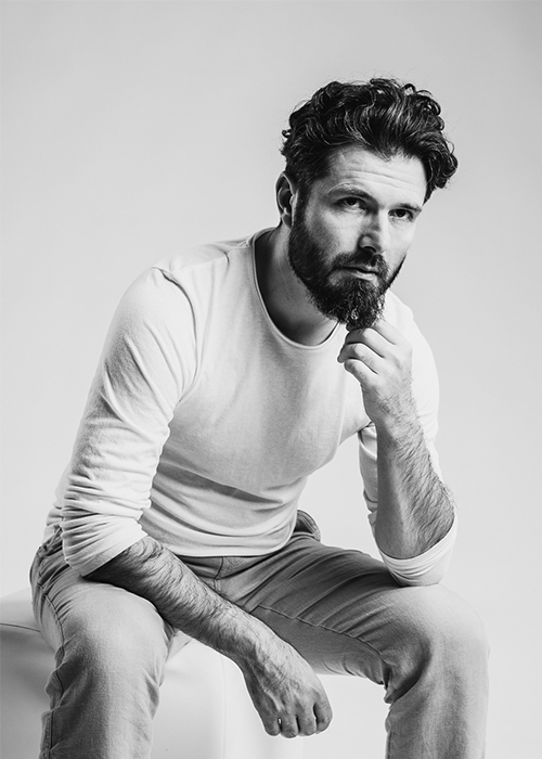 ژست عکاسی مردانه در فضای باز