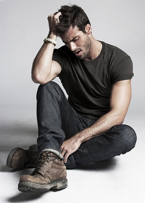 ژست عکاسی مردانه در فضای باز