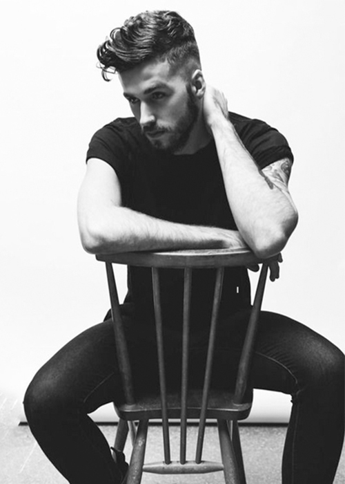 ژست عکاسی مردانه در فضای باز