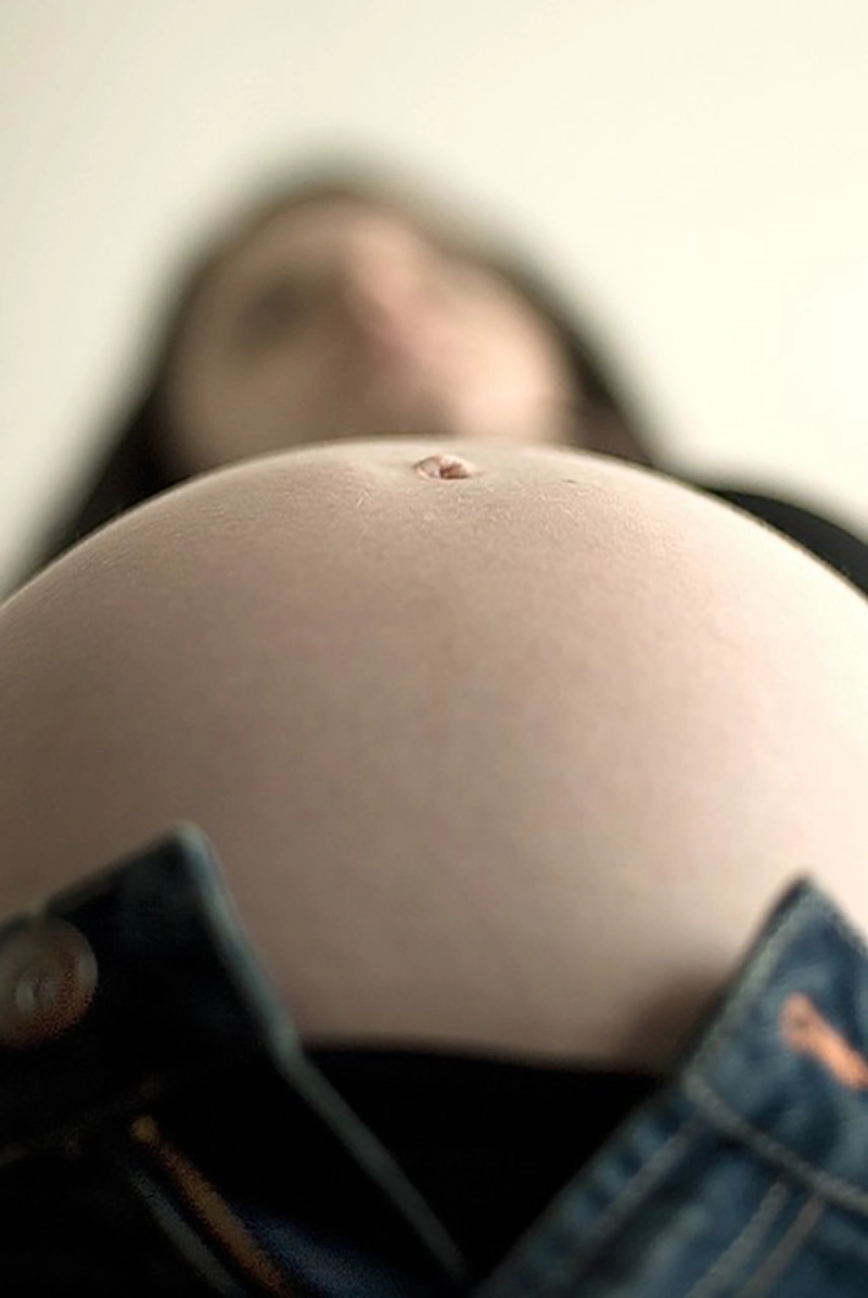ژست عکس بارداری از شکم مادر در دوران حاملگی