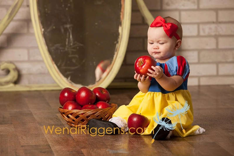 نوزاد در حال خوردن سیب