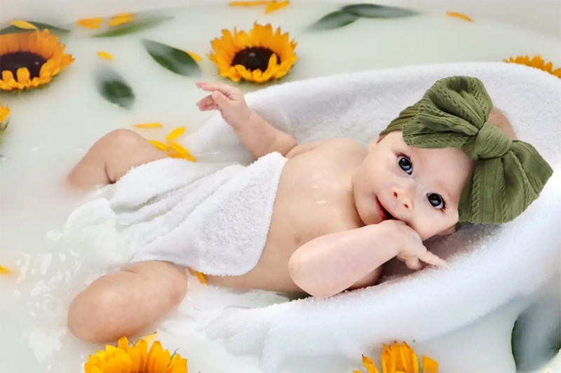 نوزاد سه‌ماهه در حمام