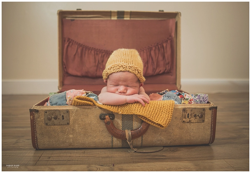 نوزاد سه‌ماهه در چمدان