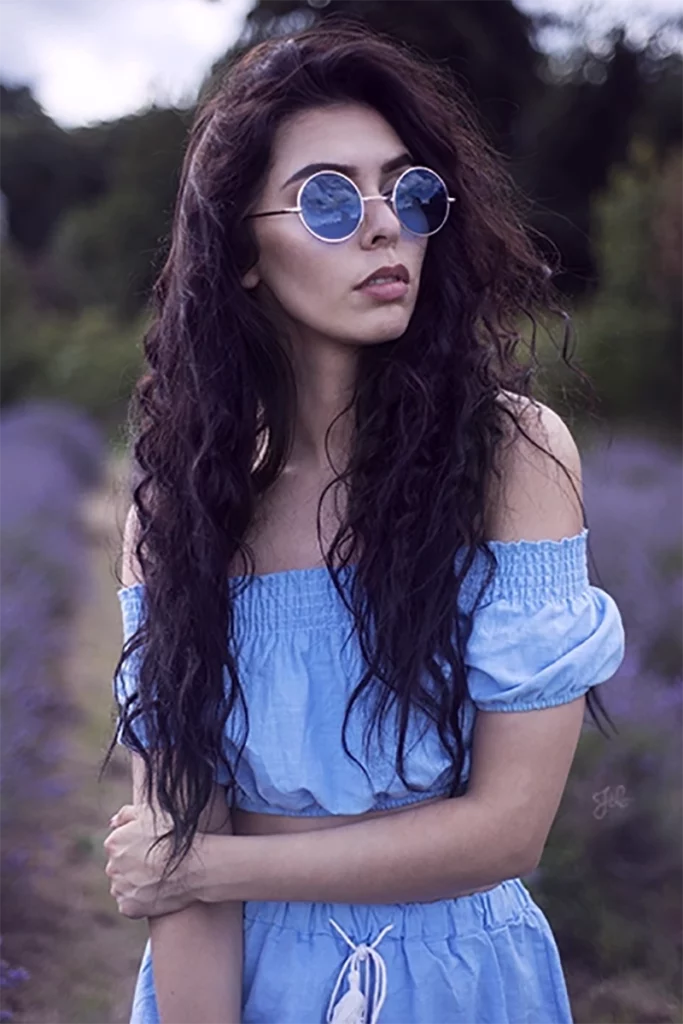 ژست و مدل عکاسی دخترانه در طبیعت با لباس آبی