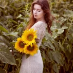 ژست عکاسی دخترانه میان گل های آفتابگردان