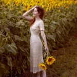 ژست عکاسی دخترانه میان گل های آفتابگردان