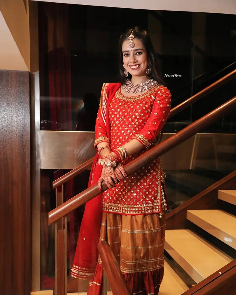 ژست عکاسی در خانه با لباس هندی